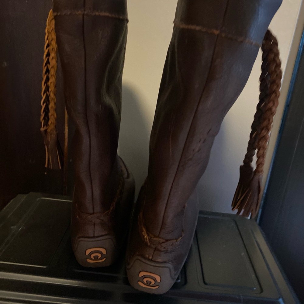 Manitobah- real leather moccasin design